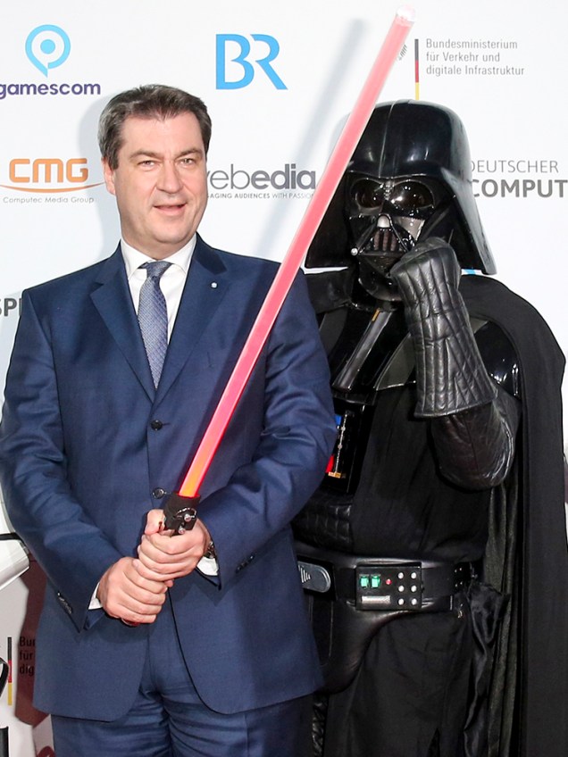 O governador da Baviera, Markus Söder, posa para foto com cosplayer do personagem de Star Wars, Darth Vader, durante feita de games em Munique, na Alemanha - 10/04/2018