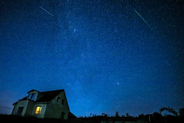 Chuva de meteoros Perseidas é vista sobre a aldeia de Klinovka, distrito de Simferopol, na Rússia - 12/08/2018