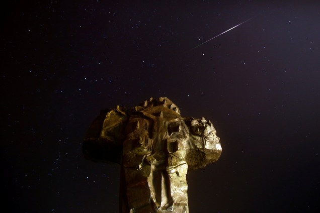 Meteoro cruza o céu sobre um cruzeiro nos arredores do mosteiro franciscano Rama-Scit, durante o pico da chuva de meteoros Perseidas em Prozor, na Bósnia e Herzegovina - 13/08/2018