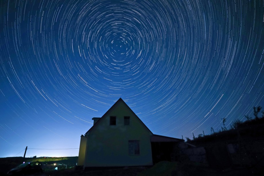 Chuva de meteoros Perseidas é vista sobre a vila de Klinovka, distrito de Simferopol, na Rússia - 13/08/2018