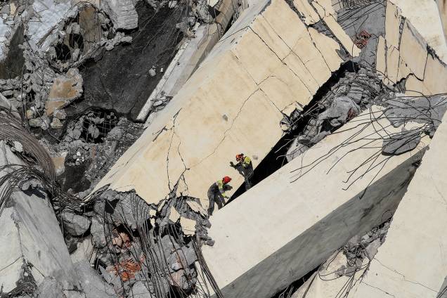 Equipes de resgate procuram vítimas entre os escombros de ponte que desabou em Gênova, na Itália - 14/08/2018