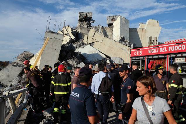 Equipes de resgate procuram vítimas entre os escombros de ponte que desabou em Gênova, na Itália - 14/08/2018