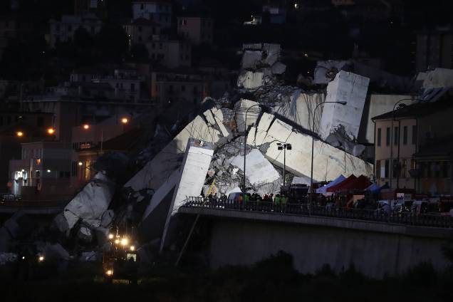 Equipes de resgate procuram possíveis vítimas entre os escombros de ponte que desabou em Gênova, na Itália - 14/08/2018