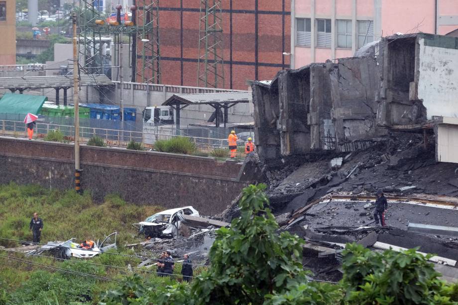 Equipes de resgate vasculham os escombros à procura de vítimas, depois que parte da ponte Morandi desmoronou sobre a cidade de Gênova, na Itália - 14/08/2018