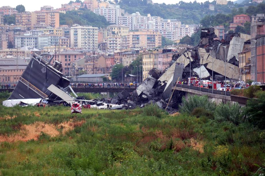 Equipes de resgate vasculham os escombros à procura de vítimas, depois que parte da ponte Morandi desmoronou sobre a cidade de Gênova, na Itália - 14/08/2018