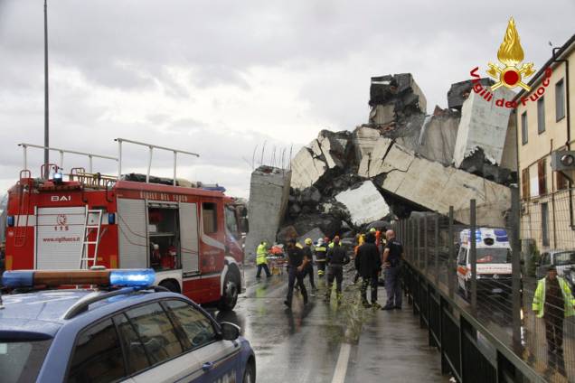 Imagem divulgada pelos bombeiros italianos mostra os escombros da ponte Morandi após desabamento na cidade portuária de Gênova - 14/08/2018
