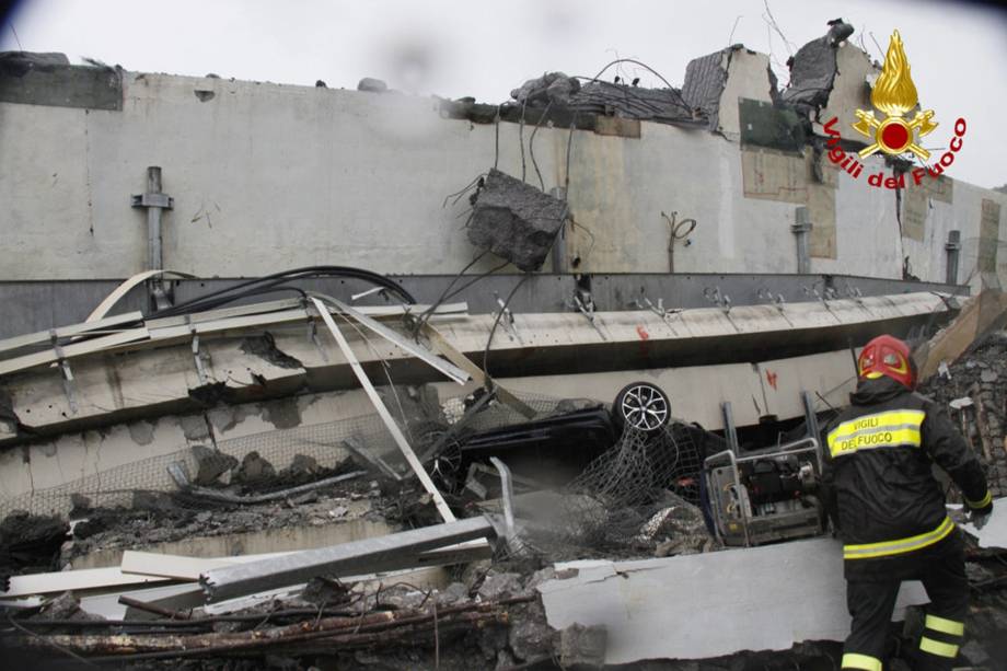 Imagem divulgada pelos bombeiros italianos mostra os escombros da ponte Morandi após desabamento na cidade portuária de Gênova - 14/08/2018