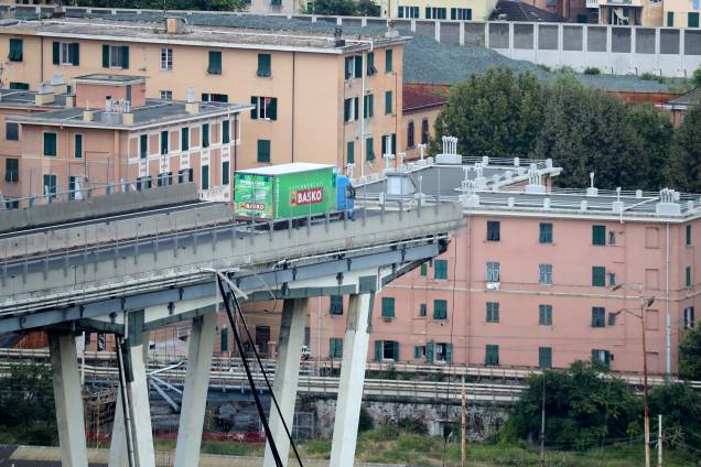 Caminhão fica parado próximo ao local do desabamento da ponte Morandi em Gênova, na Itália - 14/08/2018