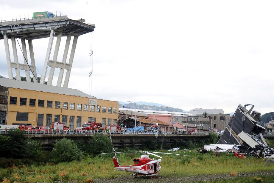 Equipes de resgate trabalham nos escombros da ponte Morandi após desabamento na cidade de Gênova, na Itália - 14/08/2018