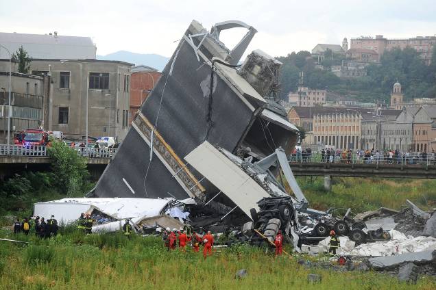 Equipes de resgate vasculham os escombros à procura de vítimas, depois que parte da ponte Morandi desmoronou sobre a cidade de Gênova, na Itália - 14/08/2018