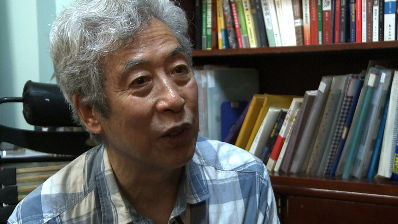 Professor chinês é preso durante entrevista ao vivo