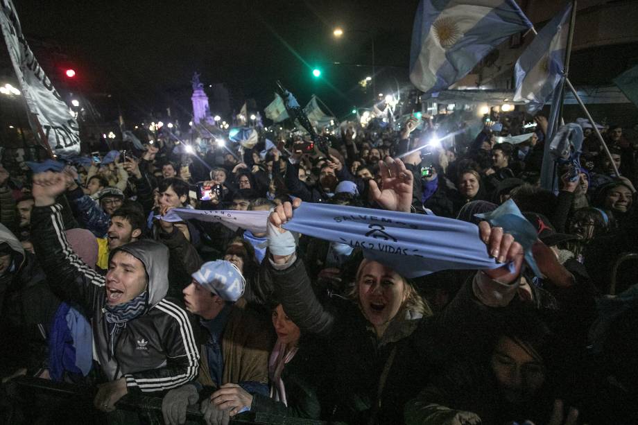 Ativistas contrários à legalização do aborto comemoram do lado de fora do Congresso Nacional em Buenos Aires, depois que os senadores rejeitaram o projeto de lei para legalização do aborto - 09/08/2018