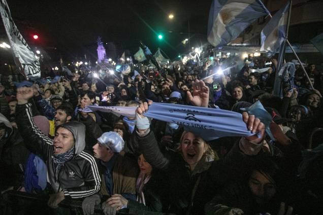 Ativistas contrários à legalização do aborto comemoram do lado de fora do Congresso Nacional em Buenos Aires, depois que os senadores rejeitaram o projeto de lei para legalização do aborto - 09/08/2018 Ativistas contrários à legalização do aborto comemoram do lado de fora do Congresso Nacional em Buenos Aires, depois que os senadores rejeitaram o projeto de lei para legalização do aborto - 09/08/2018