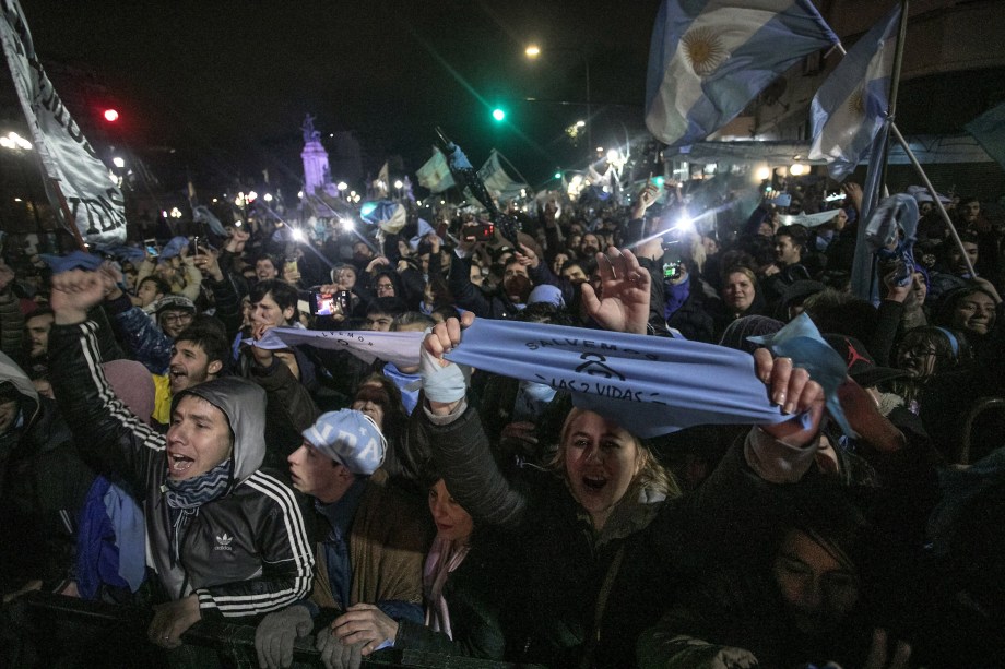 Ativistas contrários à legalização do aborto comemoram do lado de fora do Congresso Nacional em Buenos Aires, depois que os senadores rejeitaram o projeto de lei para legalização do aborto - 09/08/2018