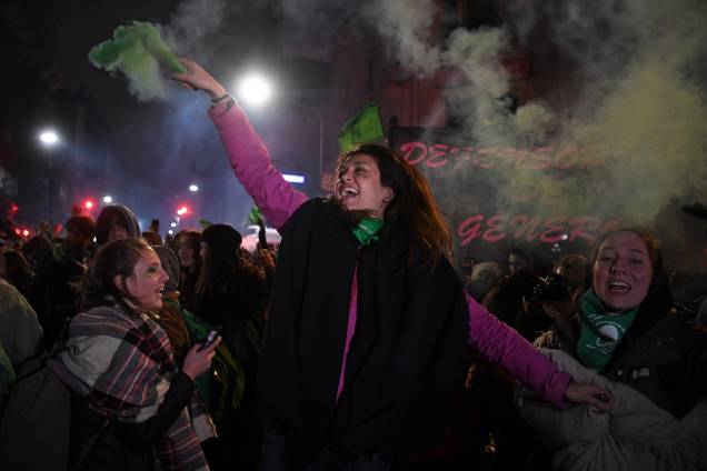 Ativistas a favor da legalização gritam palavras de ordem do lado de fora do Congresso Nacional em Buenos Aires, enquanto os senadores votam a lei do aborto - 09/08/2018 Ativistas a favor da legalização gritam palavras de ordem do lado de fora do Congresso Nacional em Buenos Aires, enquanto os senadores votam a lei do aborto - 09/08/2018