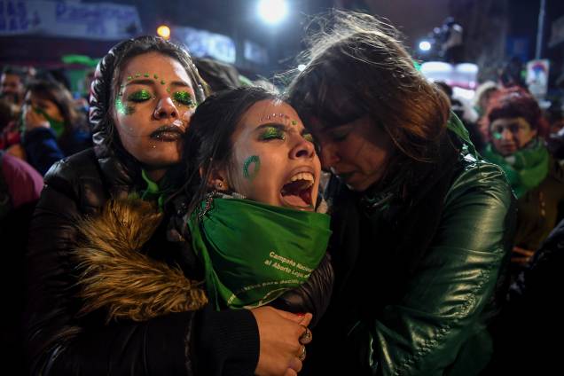 Ativistas pró-aborto se consolam do lado de fora do Congresso Nacional em Buenos Aires, depois que os senadores rejeitaram o projeto de lei para legalização do aborto - 09/08/2018 Ativistas pró-aborto se consolam do lado de fora do Congresso Nacional em Buenos Aires, depois que os senadores rejeitaram o projeto de lei para legalização do aborto - 09/08/2018