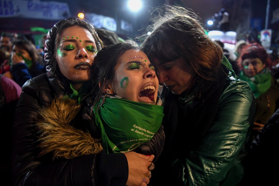 Ativistas pró-aborto se consolam do lado de fora do Congresso Nacional em Buenos Aires, depois que os senadores rejeitaram o projeto de lei para legalização do aborto - 09/08/2018