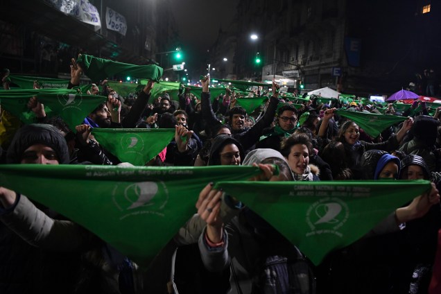 Ativistas a favor da legalização gritam palavras de ordem do lado de fora do Congresso Nacional em Buenos Aires, enquanto os senadores votam a lei do aborto - 09/08/2018