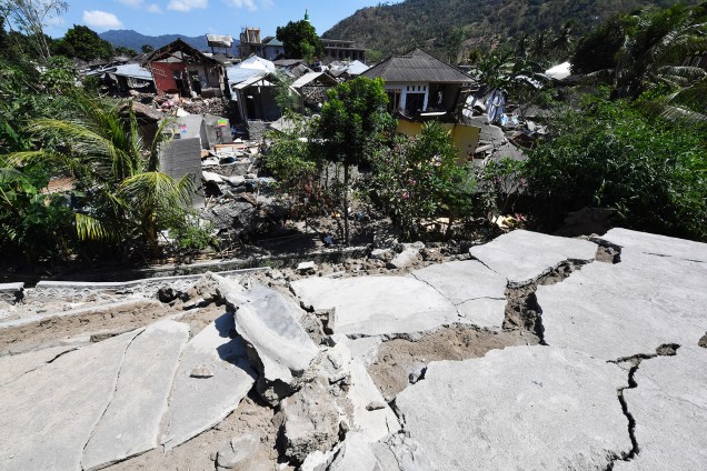 Estruturas de residências são afetadas após forte terremoto atingir Pemenang, território localizado no norte da ilha de Lombok, na Indonésia - 06/08/2018