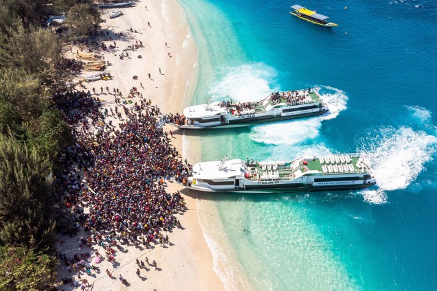 Foto aérea mostra pessoas lotando uma praia enquanto esperam ser retiradas da ilha de Gili Trawangan vizinha da ilha de Lombok um dia após um terremoto de magnitude 6,9 atingir a área - 06/08/2018