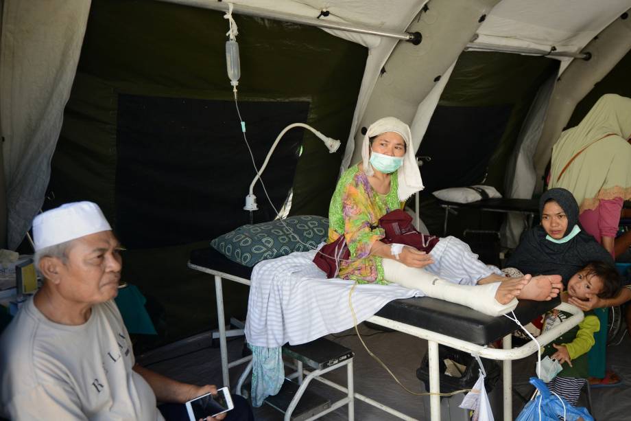 Mulher ferida aguarda tratamento em Lapangan Tanjung, norte de Lombok, na província de West Nusa Tenggara, na Indonésia três dias após a região ser atingida por um terremoto - 08/08/2018