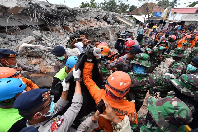 Mais de 70 mil pessoas que ficaram desabrigadas devido a um terremoto na ilha indonésia de Lombok estão dormindo em abrigos improvisados e sem comida, remédios e água limpa - 08/08/2018