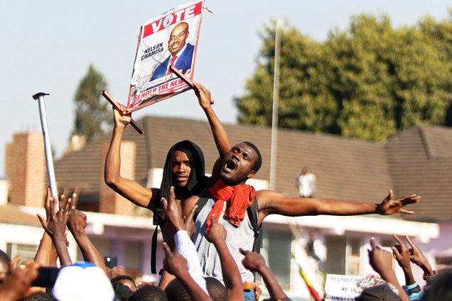 Apoiadores do movimento oposicionista protestam enquanto aguardam o resultado das eleições em Harare, capital do Zimbábue - 01/08/2018