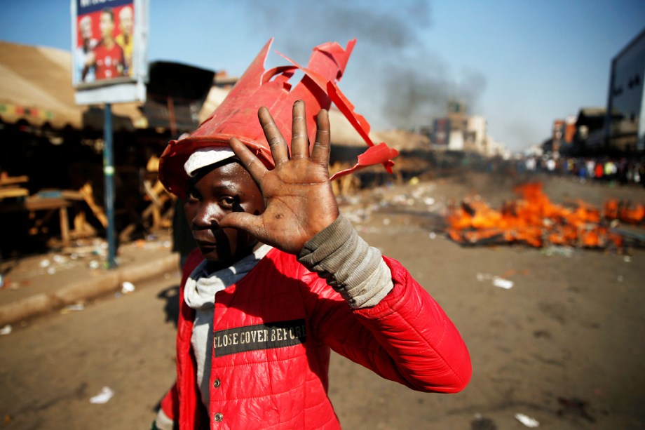 Apoiadores do movimento oposicionista protestam enquanto aguardam o resultado das eleições em Harare, capital do Zimbábue - 01/08/2018