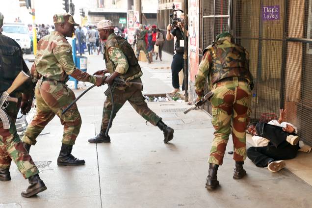 Soldados agridem manifestante oposicionista durante o anúncio do resultado das eleições no Zimbábue - 01/08/2018