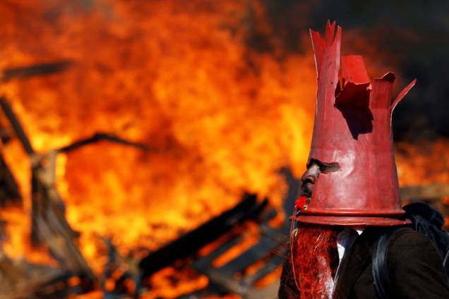 Manifestante coloca cone em sua cabeça durante protestos contra o resultado das eleições em Harare, capital do Zimbábue - 01/08/2018 Manifestante coloca cone em sua cabeça durante protestos contra o resultado das eleições em Harare, capital do Zimbábue - 01/08/2018