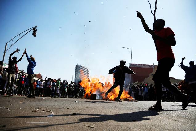 Apoiadores do movimento oposicionista protestam enquanto aguardam o resultado das eleições em Harare, capital do Zimbábue - 01/08/2018 Apoiadores do movimento oposicionista protestam enquanto aguardam o resultado das eleições em Harare, capital do Zimbábue - 01/08/2018