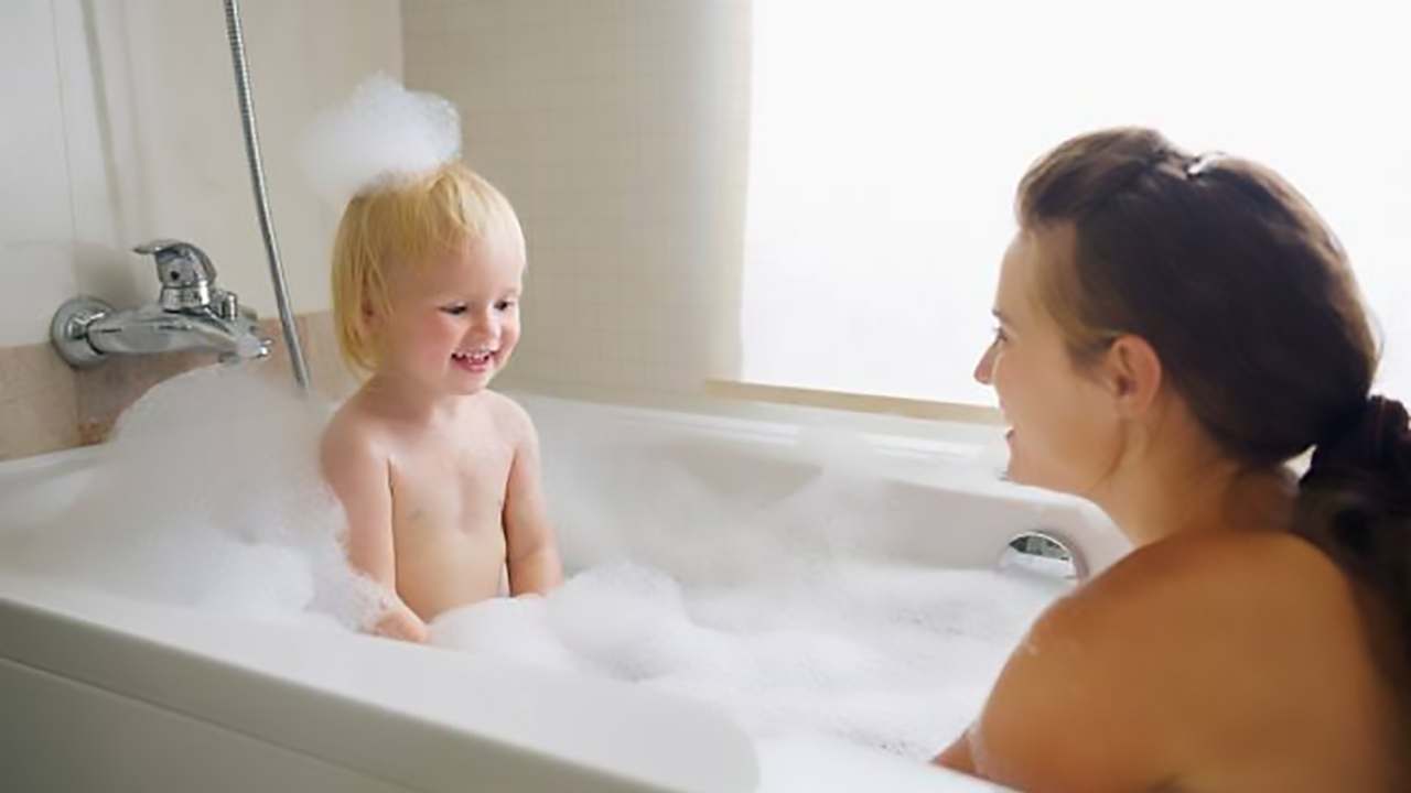 higiene-pessoal-dos-filhos/crianças-mãe-familia