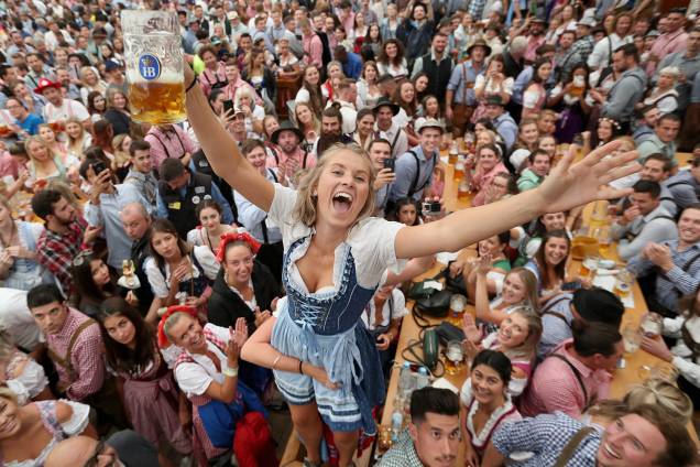 Uma participante da Oktoberfest comemora a 185º do evento, em Munique, na Alemanha - 22/09/2018