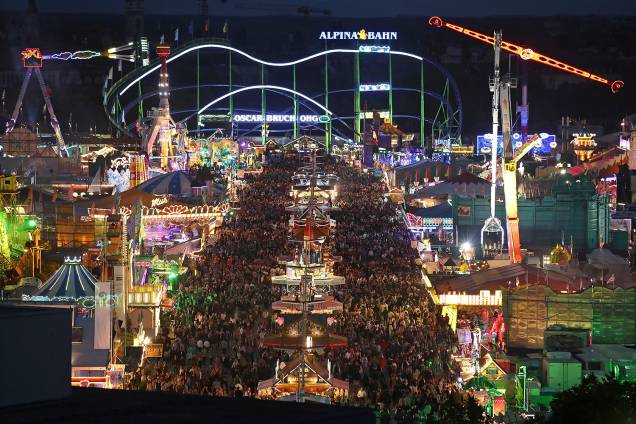 Luzes iluminam os visitantes da Oktoberfest de Munique, na Alemanha. São esperados 6 milhões de pessoas nesta edição do maior festival de cerveja do mundo - 22/09/2018