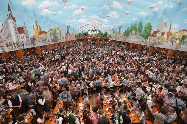 Visitantes aproveitam os estandes de cerveja durante a 185º edição da Oktoberfest, em Munique, na Alemanha - 22/09/2018
