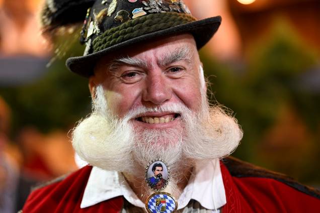 Um participante da Oktoberfest em Munique, na Alemanha, posa para foto com broches decorando sua barba e chapéu - 22/09/2018 Um participante da Oktoberfest em Munique, na Alemanha, posa para foto com broches decorando sua barba e chapéu - 22/09/2018