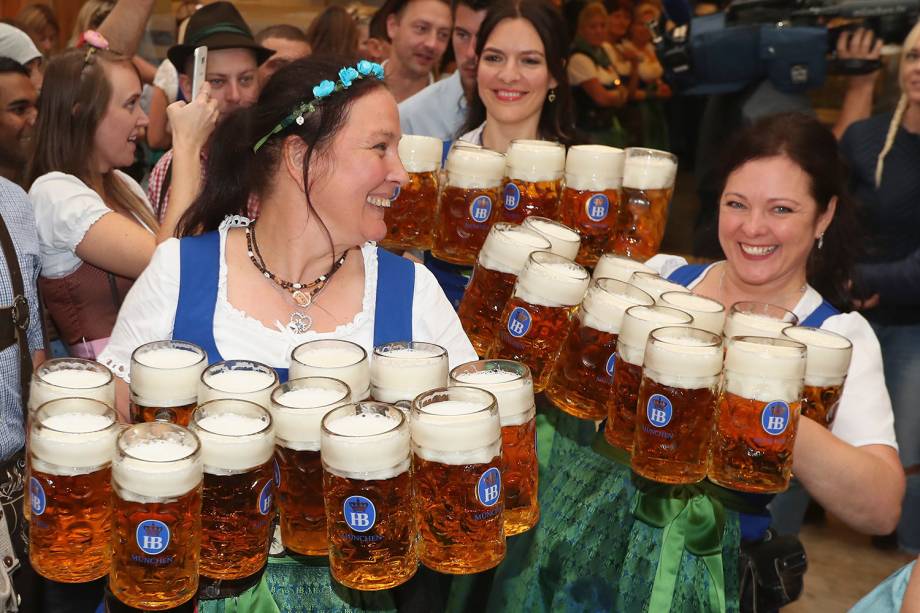 Garçonetes carregam canecas de verja em um dos estandes da 185º Oktoberfest - 22/09/2018