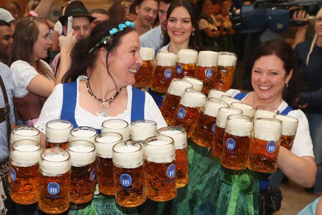 Garçonetes carregam canecas de verja em um dos estandes da 185º Oktoberfest - 22/09/2018 Garçonetes carregam canecas de verja em um dos estandes da 185º Oktoberfest - 22/09/2018