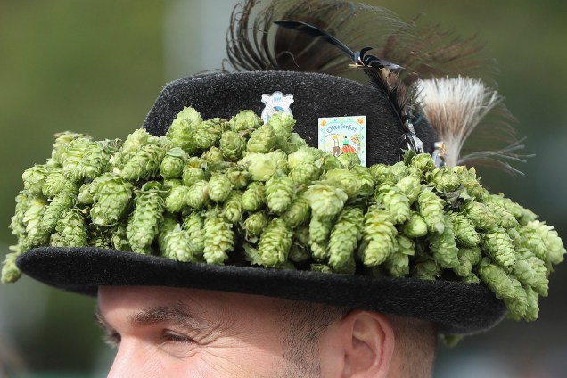 Um alemão veste um chapéu decorado com lúpulos durante a Oktoberfest 2018 em Munique - 22/09/2018