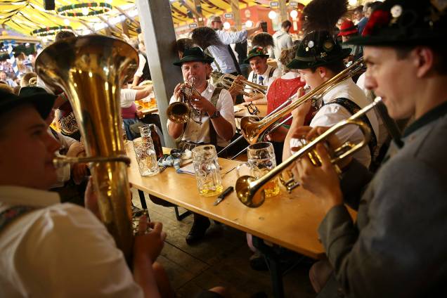Membros de uma banda de música tradicional da Baviera tocam música enquanto bebem cerveja na tenda Paulaner - 23/09/2018 Membros de uma banda de música tradicional da Baviera tocam música enquanto bebem cerveja na tenda Paulaner - 23/09/2018