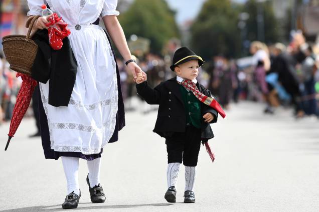 Uma mãe e seu filho desfilam com roupas tradicionais dos bávaros durante o segundo dia da Oktoberfest 2018, o maior festival de cerveja do mundo - 23/09/2018