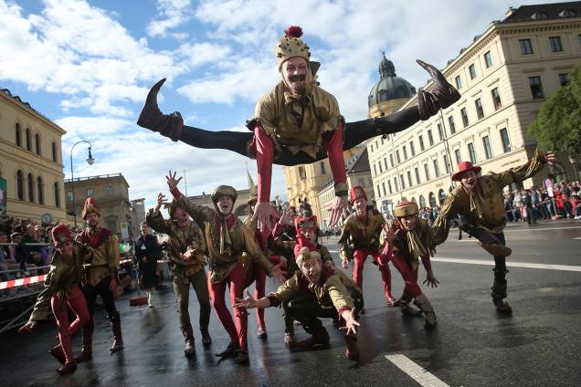 Dançarinos vestidos como bobos da corte realizam uma performance no desfile do segundo dia da Oktoberfest, em Munique - 23/09/2018 Dançarinos vestidos como bobos da corte realizam uma performance no desfile do segundo dia da Oktoberfest, em Munique - 23/09/2018