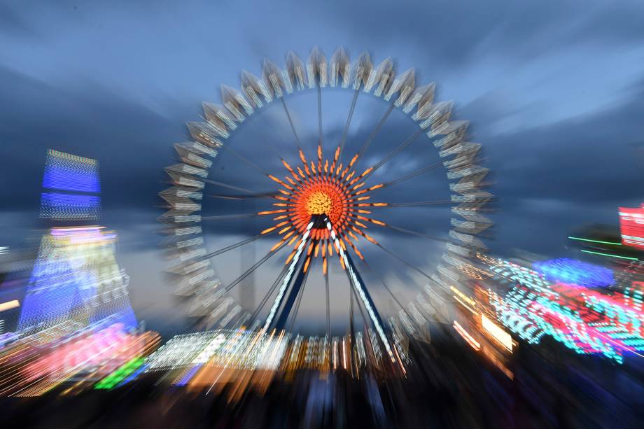 Roda gigante entretém os participantes da Oktoberfest, em Munique, na Alemanha. O evento é o maior festival de cerveja do mundo - 24/09/2018