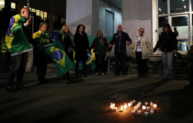 Manifestantes rezam a luz de velas na Avenida Paulista, em São Paulo, em homenagem ao presidenciável Jair Bolsonaro, após seu processo operatório na Santa Casa depois que foi atingido com uma faca durante a campanha política - 06/09/2018