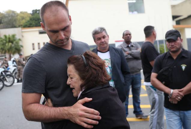 Eduardo Bolsonaro, filho do candidato presidencial Jair Bolsonaro, é recebido por uma apoiadora durante sua chegada ao hospital da Santa Casa, onde seu pai foi hospitalizado após ser esfaqueado em Juiz de Fora, Minas Gerais - 06/09/2018 Eduardo Bolsonaro, filho do candidato presidencial Jair Bolsonaro, é recebido por uma apoiadora durante sua chegada ao hospital da Santa Casa, onde seu pai foi hospitalizado após ser esfaqueado em Juiz de Fora, Minas Gerais - 06/09/2018