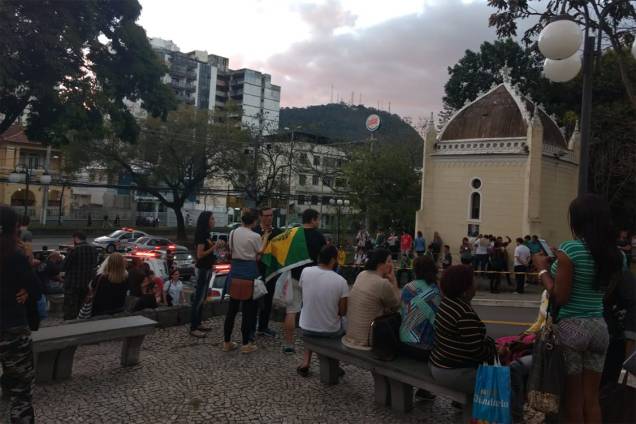 Manifestantes aguardam do lado de fora da Santa Casa de Misericórdia em Juiz de Fora, Minas Gerais, onde se encontra em procedimento operatório, o candidato à presidência, Jair Bolsonaro - 06/09/2018 Manifestantes aguardam do lado de fora da Santa Casa de Misericórdia em Juiz de Fora, Minas Gerais, onde se encontra em procedimento operatório, o candidato à presidência, Jair Bolsonaro - 06/09/2018