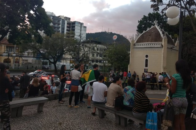 Manifestantes aguardam do lado de fora da Santa Casa de Misericórdia em Juiz de Fora, Minas Gerais, onde se encontra em procedimento operatório, o candidato à presidência, Jair Bolsonaro - 06/09/2018