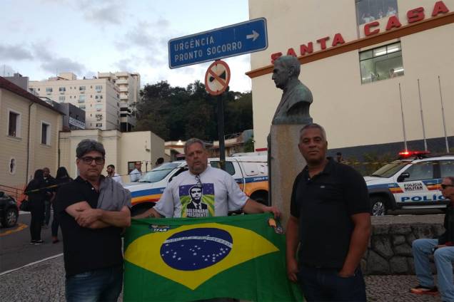 Manifestantes aguardam do lado de fora da Santa Casa de Misericórdia em Juiz de Fora, Minas Gerais, onde se encontra em procedimento operatório, o candidato à presidência, Jair Bolsonaro - 06/09/2018 Manifestantes aguardam do lado de fora da Santa Casa de Misericórdia em Juiz de Fora, Minas Gerais, onde se encontra em procedimento operatório, o candidato à presidência, Jair Bolsonaro - 06/09/2018