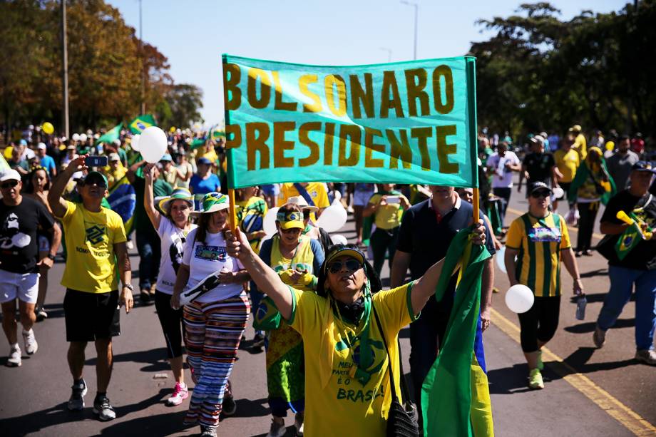Apoiadores do candidato à presidência Jair Bolsonaro (PSL) fazem caminhada em seu apoio e pela sua recuperação, em Brasília (DF) - 09/09/2018 Apoiadores do candidato à presidência Jair Bolsonaro (PSL) fazem caminhada em seu apoio e pela sua recuperação, em Brasília (DF) - 09/09/2018