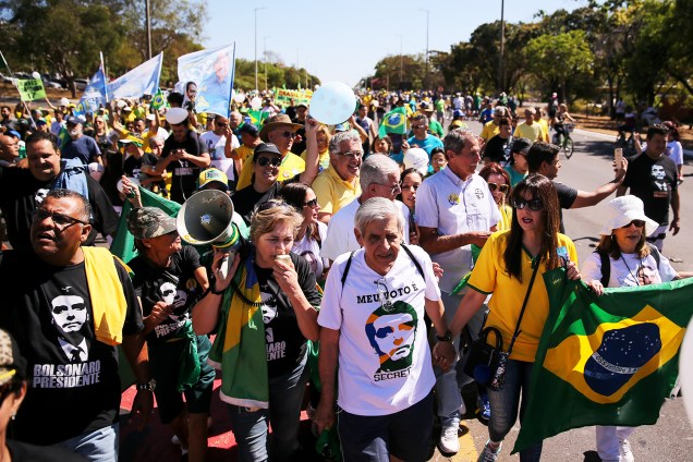 Apoiadores do candidato à presidência Jair Bolsonaro (PSL) fazem caminhada pela sua recuperação, em Brasília (DF) - 09/09/2018
